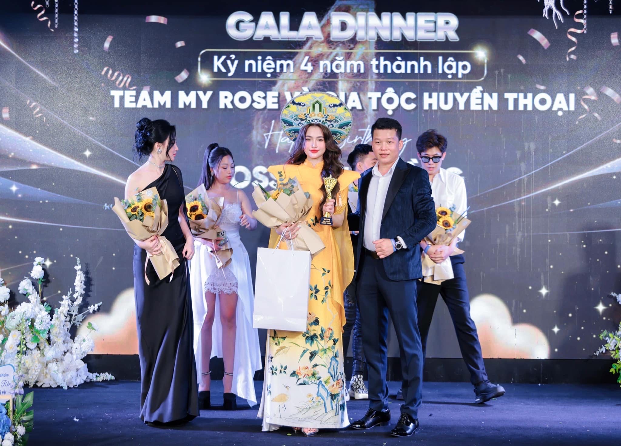 ÁO DÀI TRÌNH DIỄN vedette VÀNG